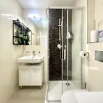 1 Center Modern 2br With Panoramic Museum View And King Bed Appartement Praag