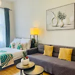 1 Center Modern 2br With Panoramic Museum View And King Bed