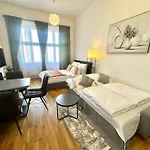 Daire 1 Center Modern 2br With Panoramic Museum View And King Bed